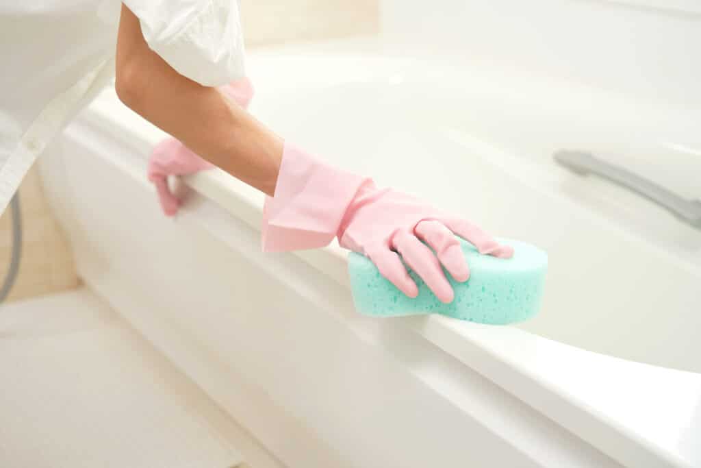 お風呂掃除するミドルエイジ女性 顔無し